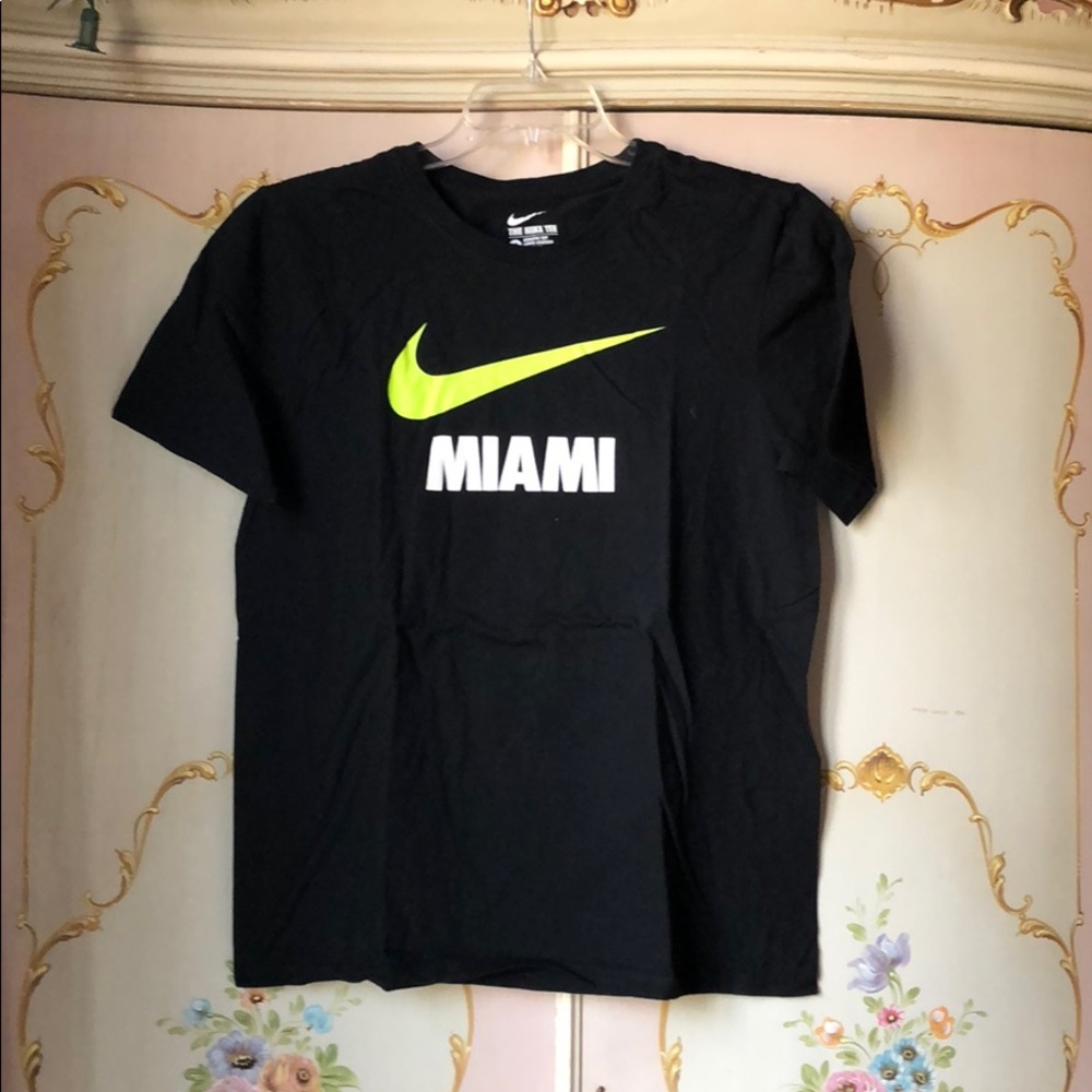 Men’s Medium Nike Miami Tee